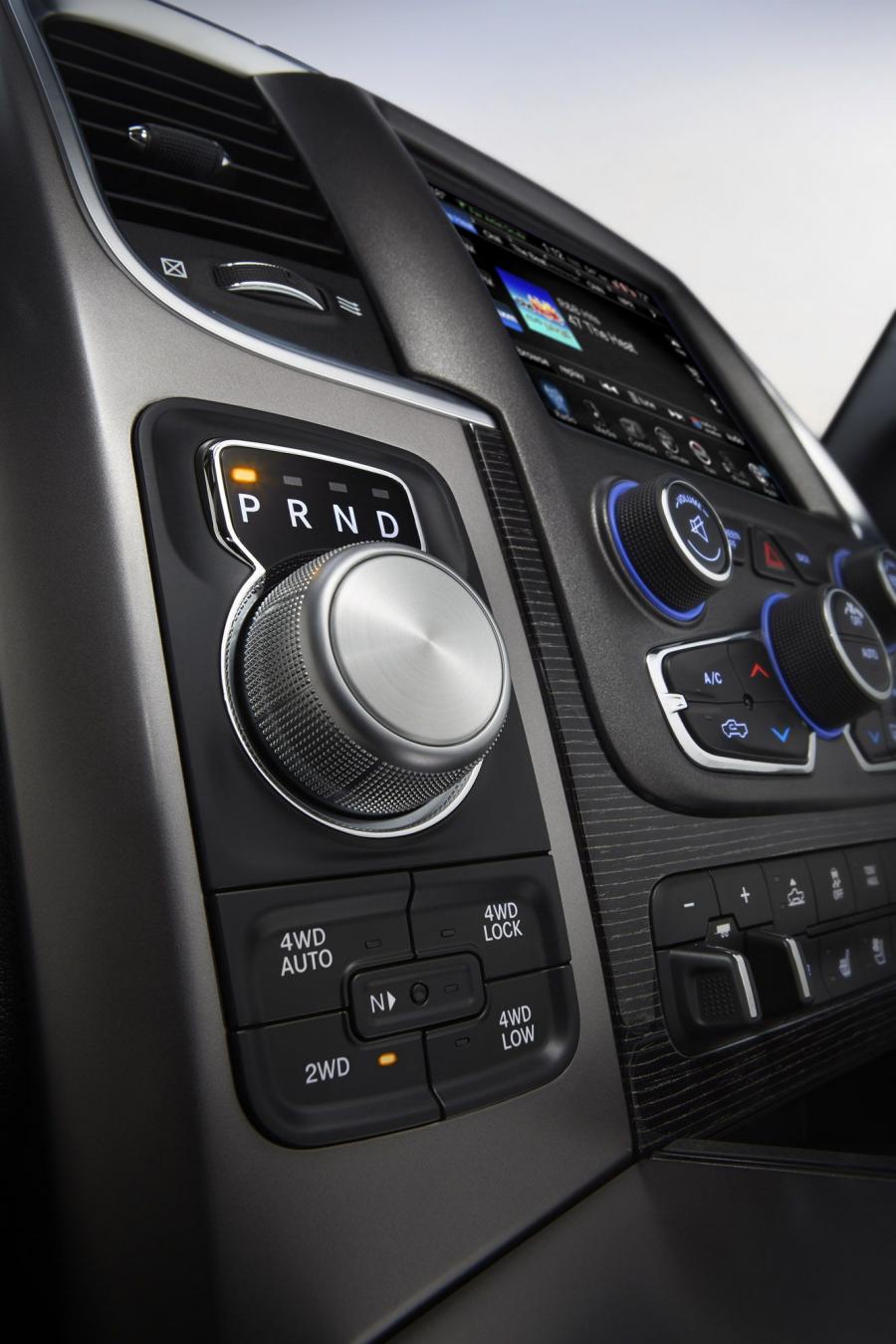 Детали интерьера Dodge Ram 1500 Laramie Limited Crew Cab 2015 года  (фото 41 из 46)